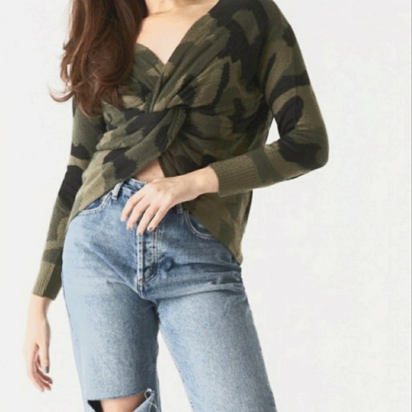 Twisted Knot Camo Print Sweater 🤎🖤 - Picture 4 of 4